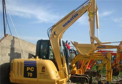 二手挖掘機(jī)選購(gòu)指南 上海功勤工程機(jī)械為您提供全國(guó)包運(yùn)的優(yōu)質(zhì)二手60、70、120、200型挖掘機(jī)